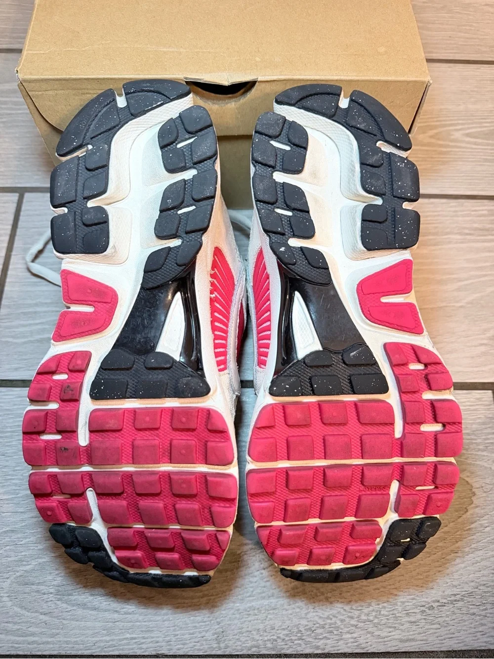 Nike Air Zoom Vomero 5 'Sail Siren Red’ size 8